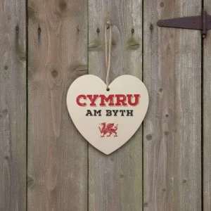 Wooden heart-shaped hanging sign with text “Cymru Am Byth” and red Welsh dragon, hanging by a jute rope