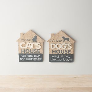 Funny wooden plaque. Cat and dog wooden house plaques side by side.